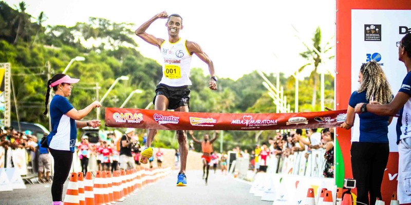 Giovani dos Santos e Cristiane Silva vencem Meia Maratona do Descobrimento Porto Seguro Giovani dos Santos e Cristiane Silva vencem Meia Maratona do Descobrimento Porto Seguro
